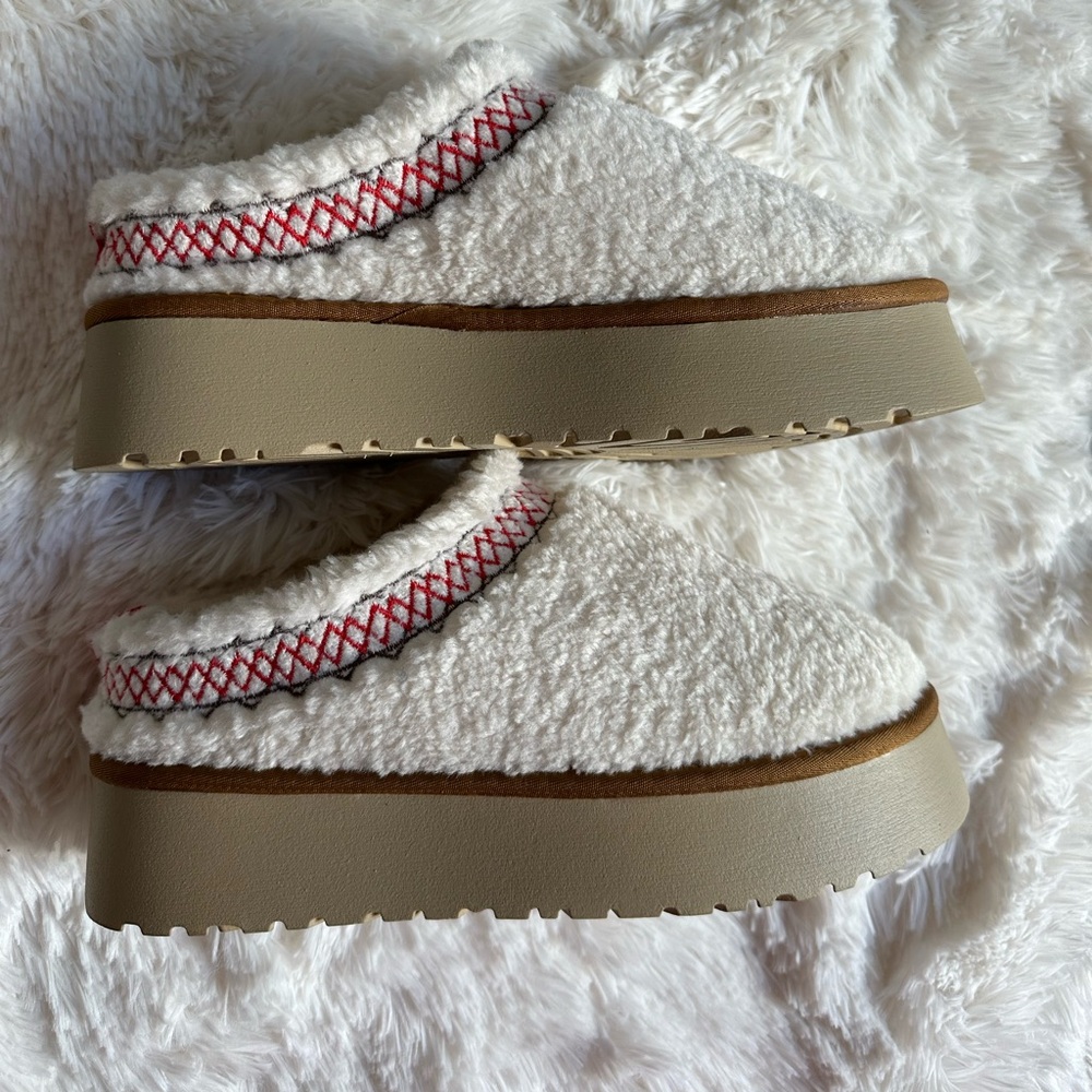 NWOT Women’s Tazz Braid Slipper, Fuzzy Platforms, Size 8